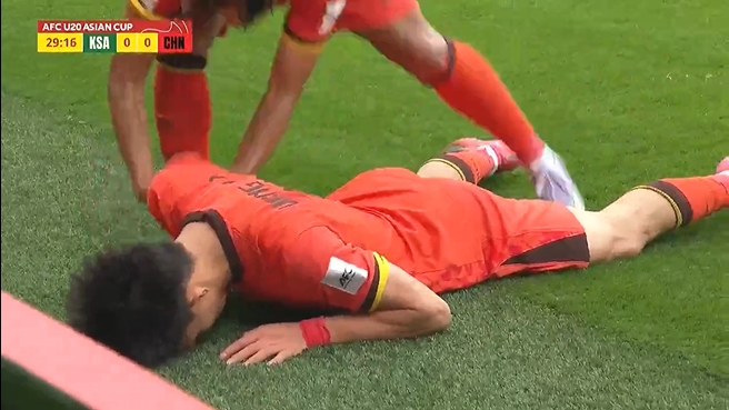 没事快起来!王钰栋错失进球后捂脸倒地,蒯纪闻拉他起身继续拼!