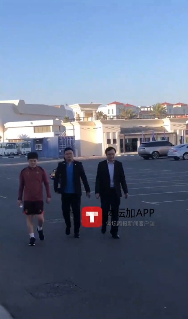 马德兴:迪拜领事馆官员来到训练场地看望国足