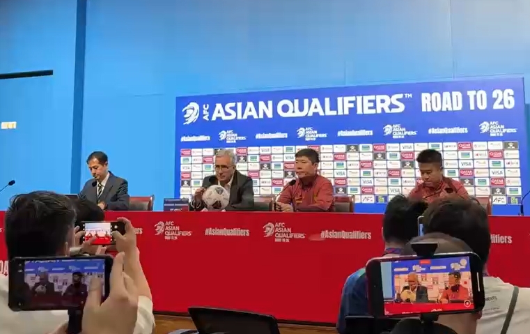 记者:发布会上伊万看上去有很强烈的倾诉欲望,这在以往并不常见
