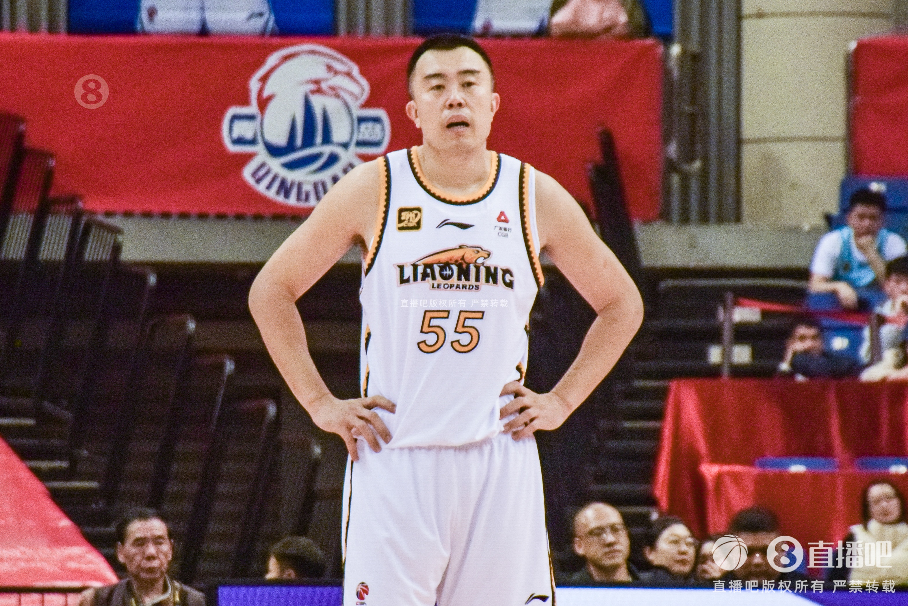  老将不容易！韩德君带伤出战半场6分钟5犯 仅2板2助