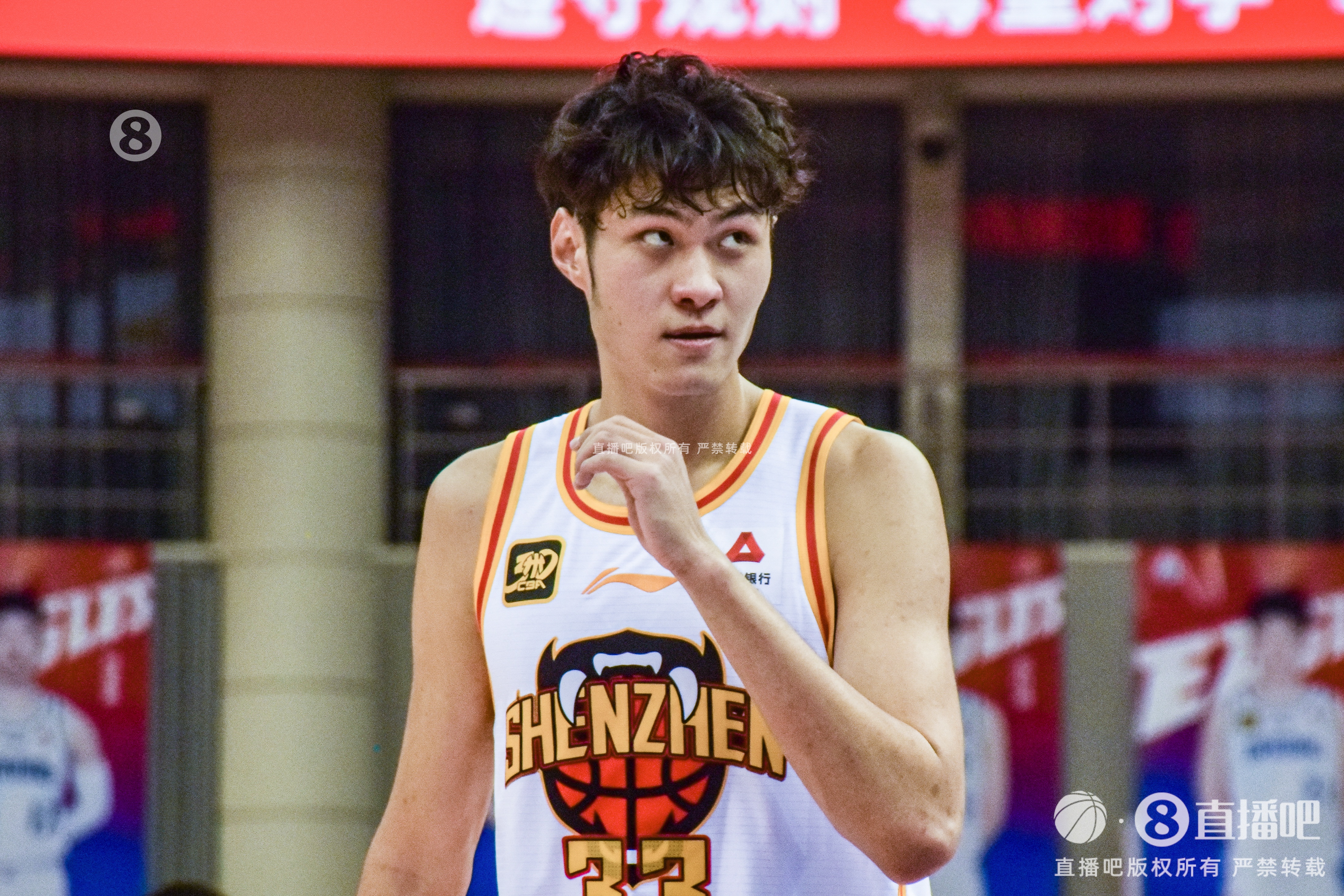  敢打敢拼！王浩然首节打满12分钟6中4拿到11分&上演反击飞身劈扣