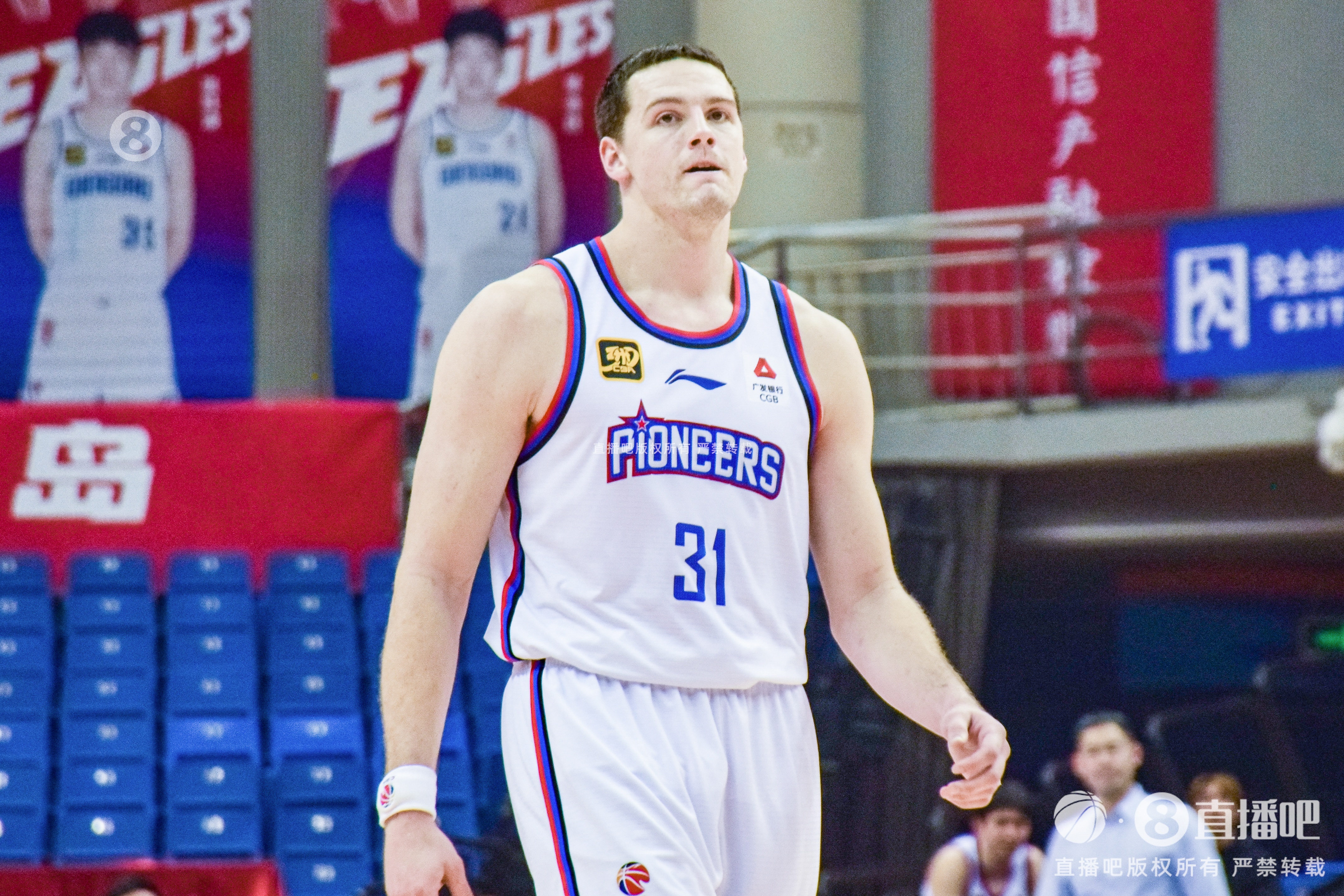 手感来迟了!大卫-詹姆斯19中7&三分10中4拿到18分15篮板