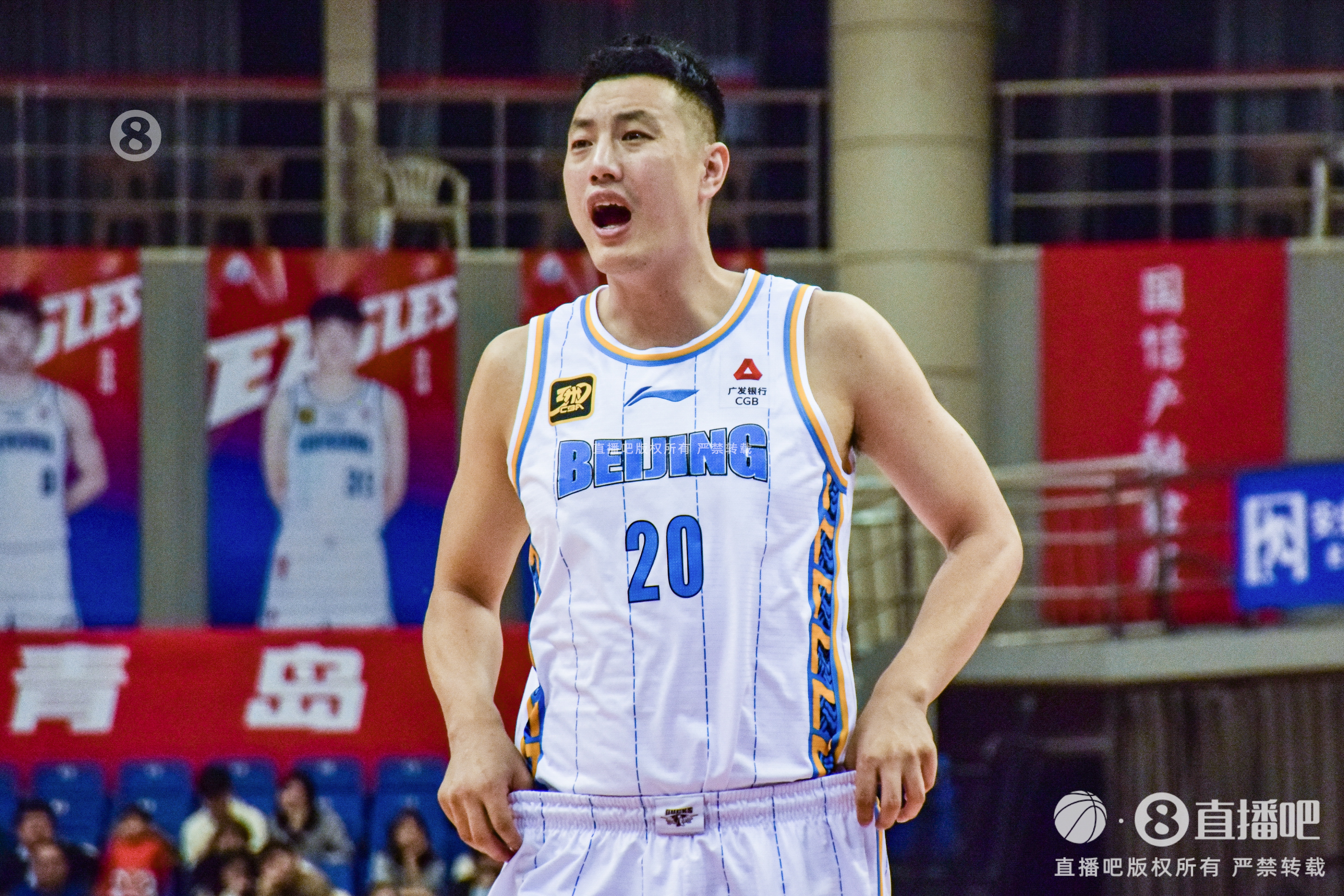  队长以身作则！翟晓川狂抢9个前场篮板 替补4中1&6罚5中拿7分12板