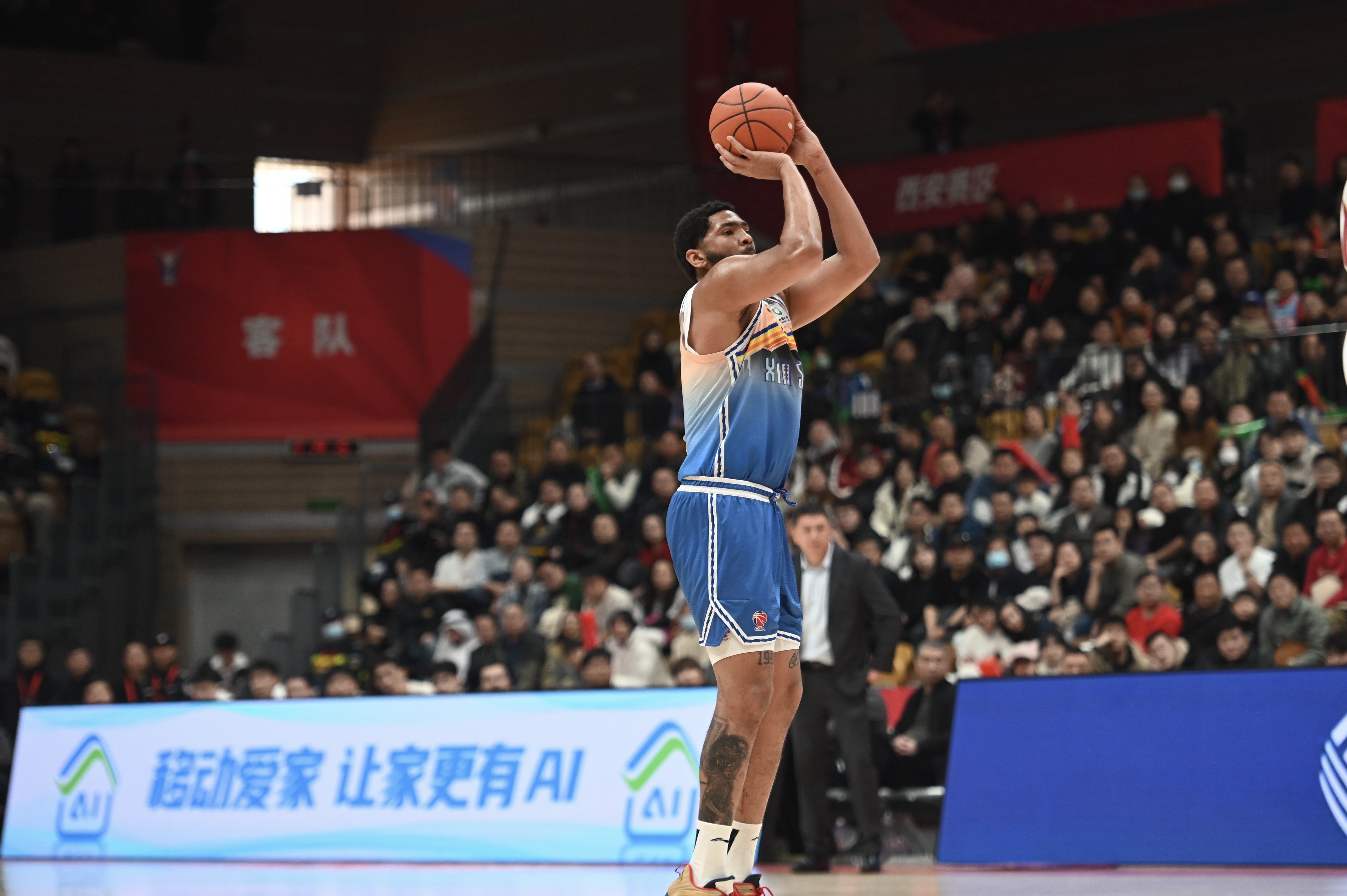  率先发力！新疆外援劳森首节7中5拿到11分 三分2中1